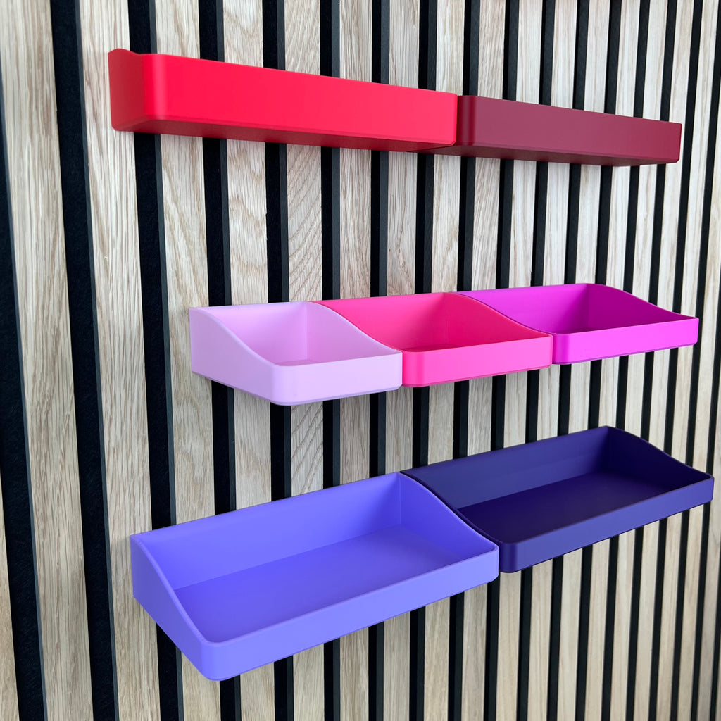 Organizer Boxen in Rot, Pink und Lila am Akustikpaneel aus seitlicher Perspektive
