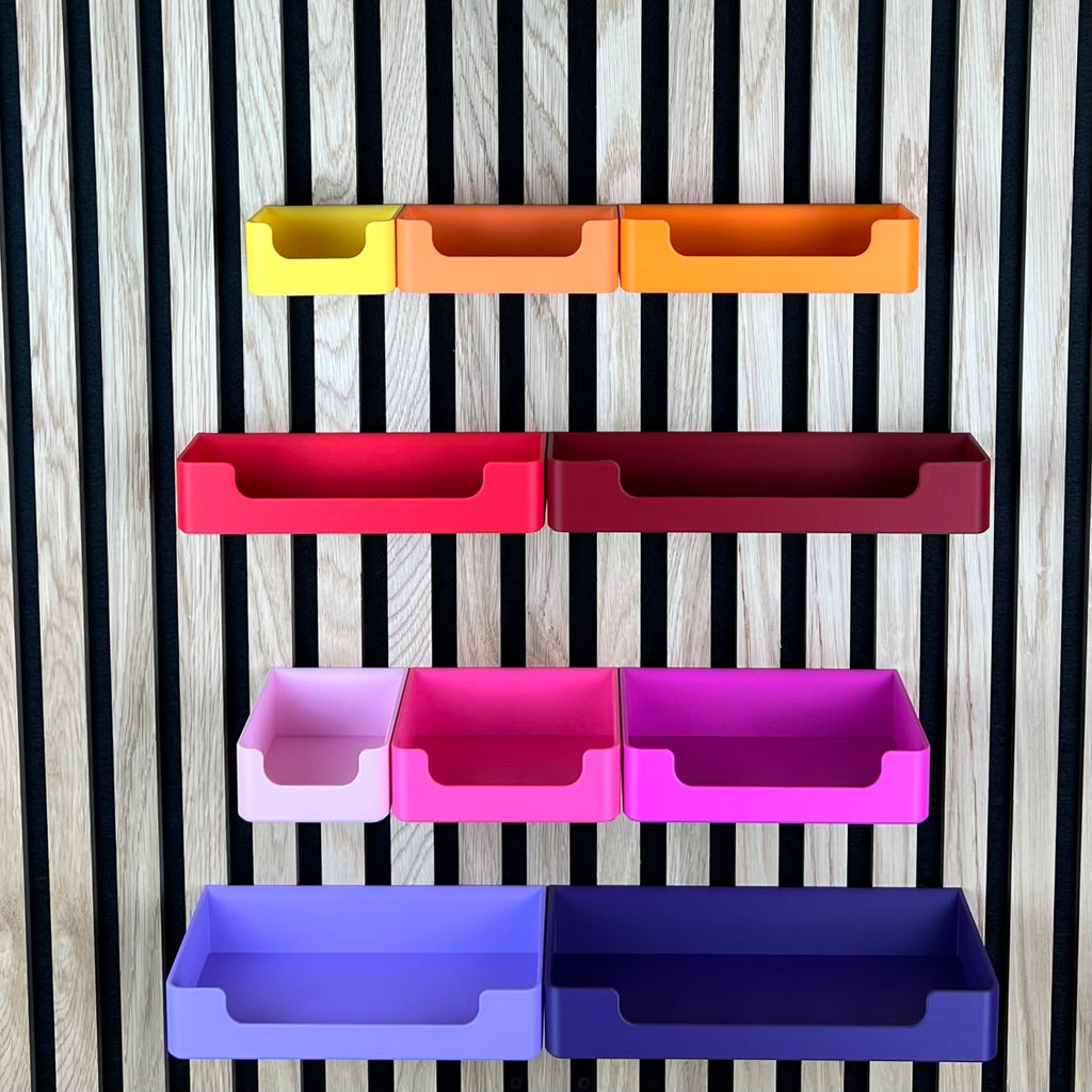 Organizer Boxen mit Eingriff in Gelb, Orange, Rot, Pink und Lila am Akustikpaneel