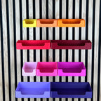 Organizer Boxen mit Eingriff in Gelb, Orange, Rot, Pink und Lila am Akustikpaneel