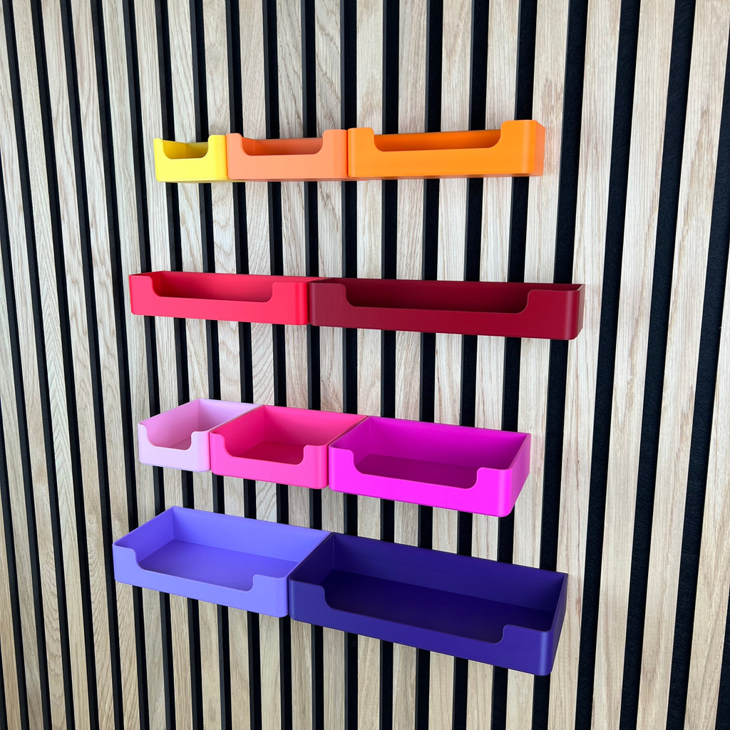 Flache Organizer Boxen mit Eingriff in Rot, Pink und Lila am Akustikpaneel