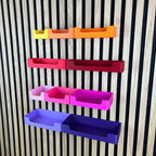 Flache Organizer Boxen mit Eingriff in Rot, Pink und Lila am Akustikpaneel