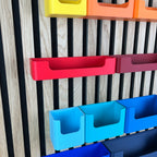 Detailansicht des Eingriffs an der Vorderseite der Organizer Box am Holz-Akustikpaneel