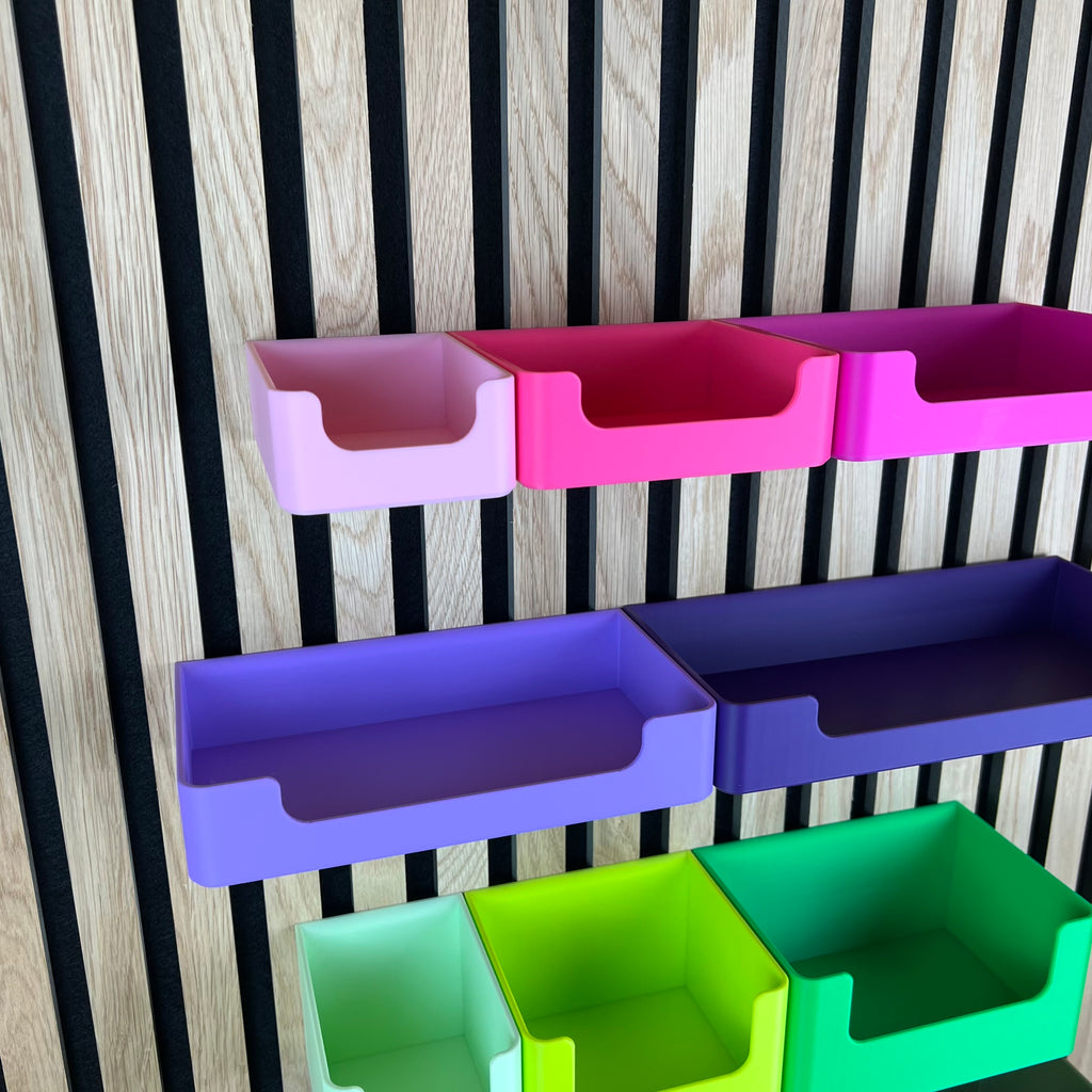 Detailansicht der Organizer Box mit Eingriff in Flieder und Pink am Holzpaneel