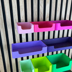 Detailansicht der Organizer Box mit Eingriff in Flieder und Pink am Holzpaneel