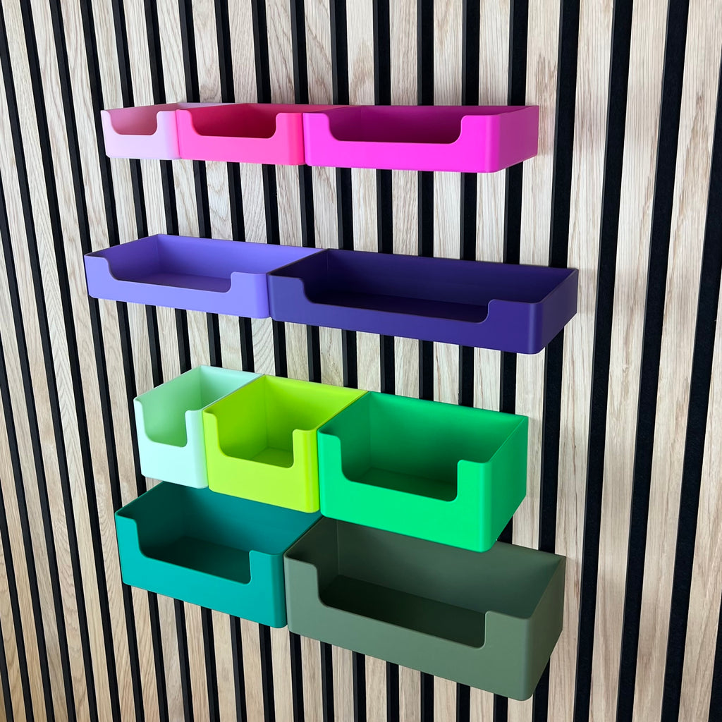 Organizer Boxen mit Eingriff in Pastelltönen schräg an der Holz-Lamellenwand