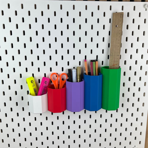 Achteckige SKÅDIS Boxen in Weiß, Rot, Lila, Blau und Grün als Stiftehalter an weißer Lochwand
