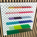 Weiße IKEA SKÅDIS Lochwand mit sechs farbigen 3D-gedruckten Ablagen in verschiedenen Breiten