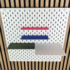 Tiefenvergleich der SKÅDIS Ablagen in Pink, Blau, Oliv und Weiß, Frontalansicht