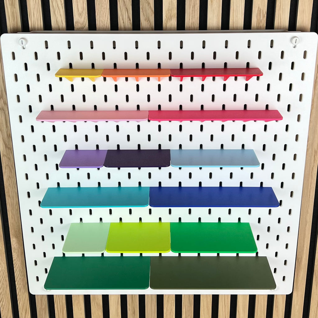 IKEA SKÅDIS Lochwand mit gestaffelten Ablagen in Regenbogenfarben, Frontalaufnahme