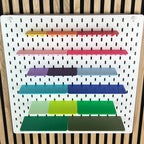 IKEA SKÅDIS Lochwand mit gestaffelten Ablagen in Regenbogenfarben, Frontalaufnahme