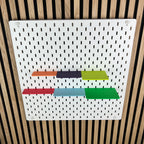 Sechs SKÅDIS Ablagen in Orange, Lila, Leuchtendes Grün, Rot, Eis Blau und Grün an weißer Lochwand
