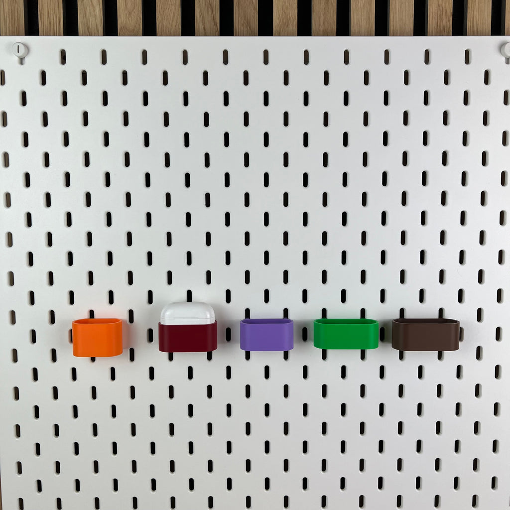 Fünf AirPods-Halterungen an weißer IKEA SKÅDIS Lochwand, Frontalansicht mit AirPods Pro