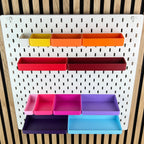 Weiße IKEA SKÅDIS Lochwand mit bunten 3D-gedruckten Organizer Boxen in vielen Größen