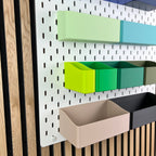 Beige und schwarze SKÅDIS Boxen mit tiefem Innenraum, Detailaufnahme von der Seite