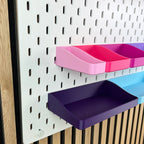 Tiefe violette SKÅDIS Organizer Box neben schmalen Boxen in Rosa und Hellblau
