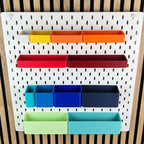 Aufbewahrungsboxen für IKEA SKÅDIS in Rot, Blau, Grün und Mint, Frontalansicht der Lochwand