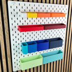 SKÅDIS Lochwand mit Organizer Boxen in Weiß, Gelb, Orange, Rot, Blau und Mintgrün
