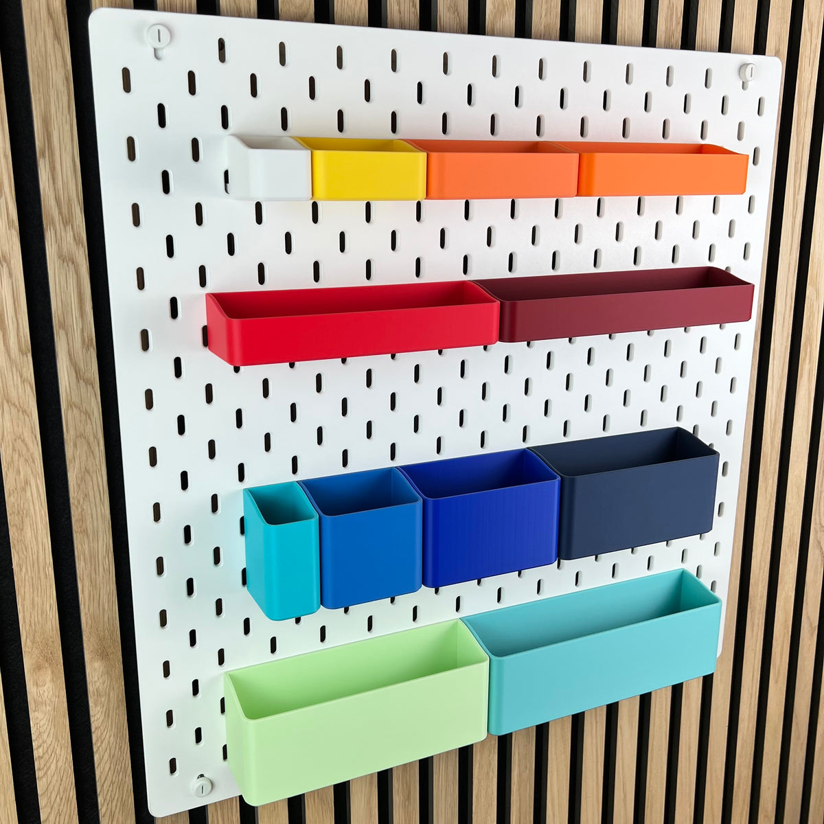 SKÅDIS Lochwand mit Organizer Boxen in Weiß, Gelb, Orange, Rot, Blau und Mintgrün