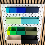 Kalttöne im Überblick: SKÅDIS Boxen in Blau, Mint, Grün, Oliv, Beige und Schwarz