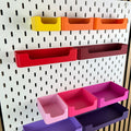 Bunte 3D-gedruckte Organizer Boxen mit Eingriff an der weißen IKEA SKÅDIS Lochwand, Nahaufnahme