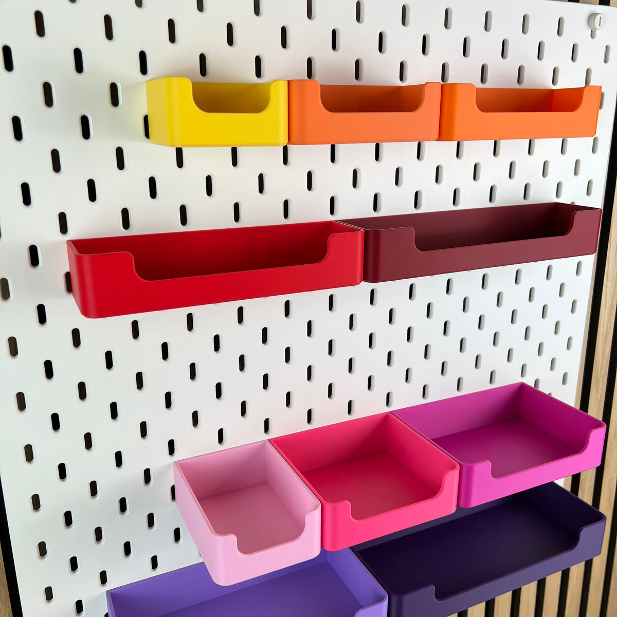 Bunte 3D-gedruckte Organizer Boxen mit Eingriff an der weißen IKEA SKÅDIS Lochwand, Nahaufnahme