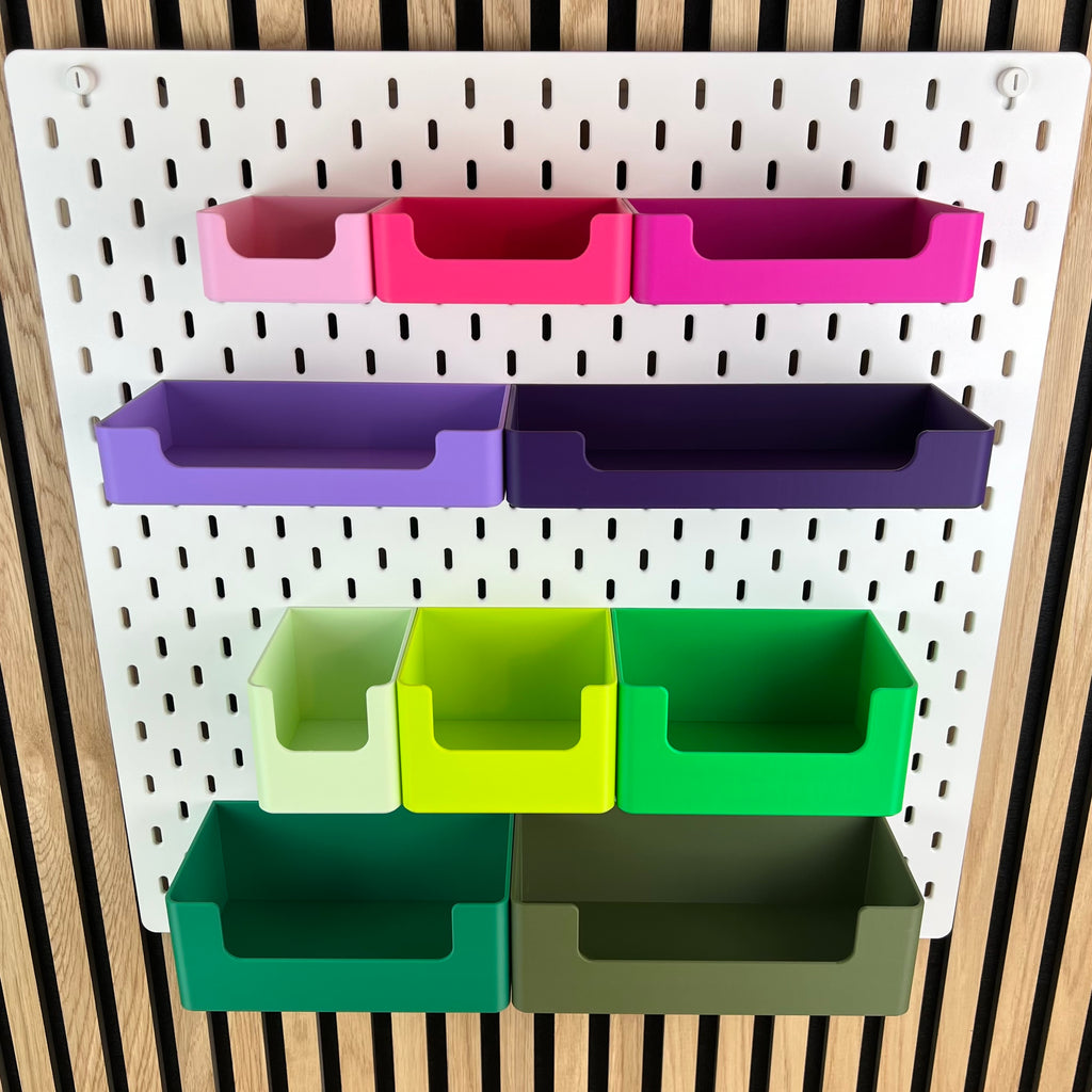 Organizer Boxen mit Griffmulde in Pink, Violett und Grün an der weißen SKÅDIS Lochwand
