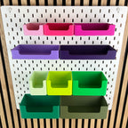 Organizer Boxen mit Griffmulde in Pink, Violett und Grün an der weißen SKÅDIS Lochwand