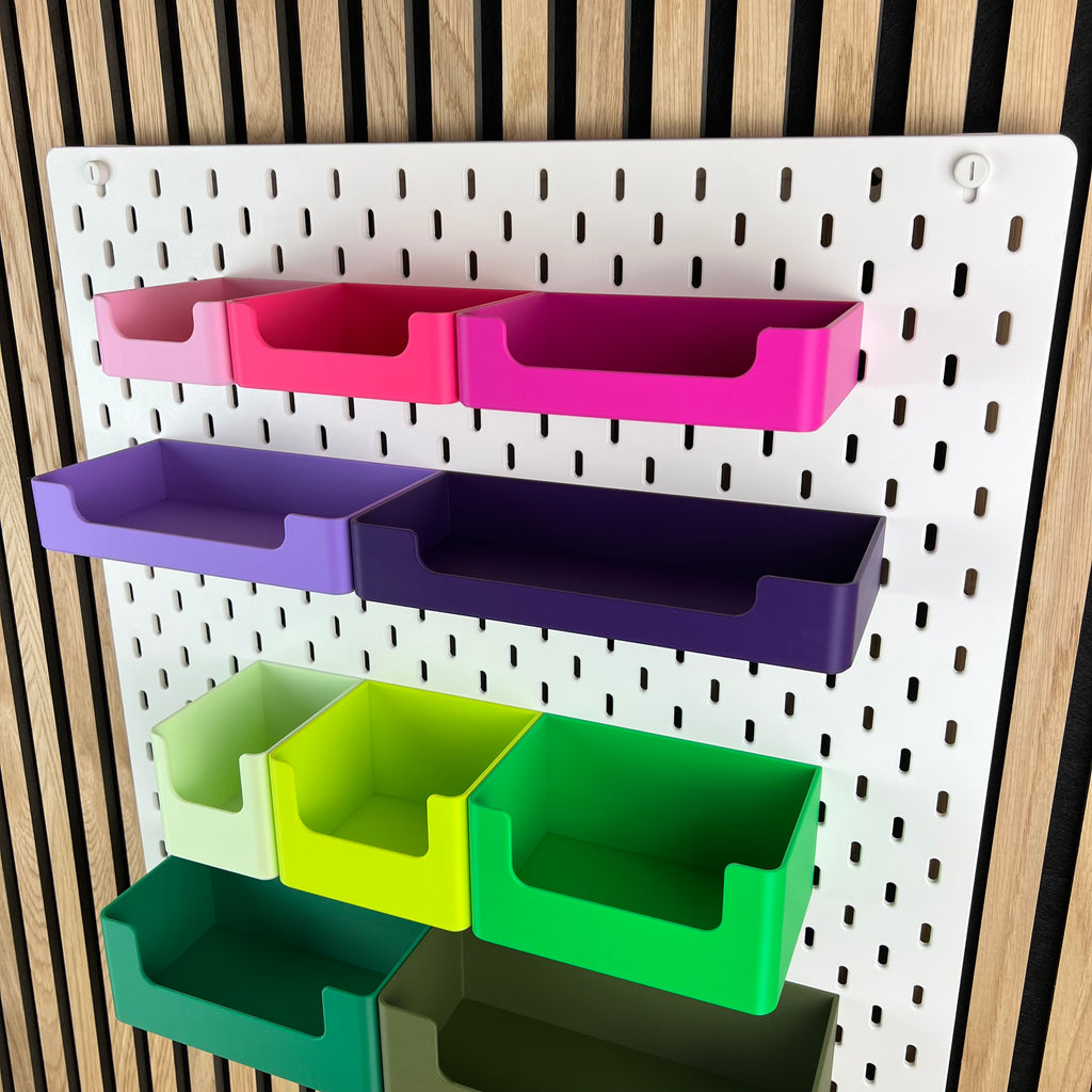 SKÅDIS Sichtlagerkästen in Pink und Violett von schräg links, Griffmulde im Detail