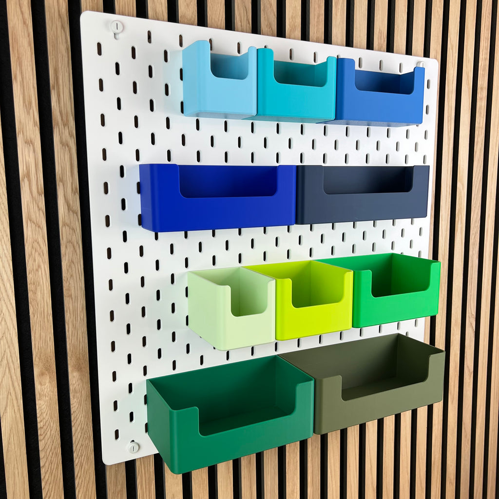 Sichtlagerkästen für IKEA SKÅDIS in Blau, Leuchtendes Grün und Grün, schräge Ansicht der Lochwand