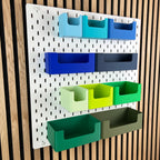 Sichtlagerkästen für IKEA SKÅDIS in Blau, Leuchtendes Grün und Grün, schräge Ansicht der Lochwand
