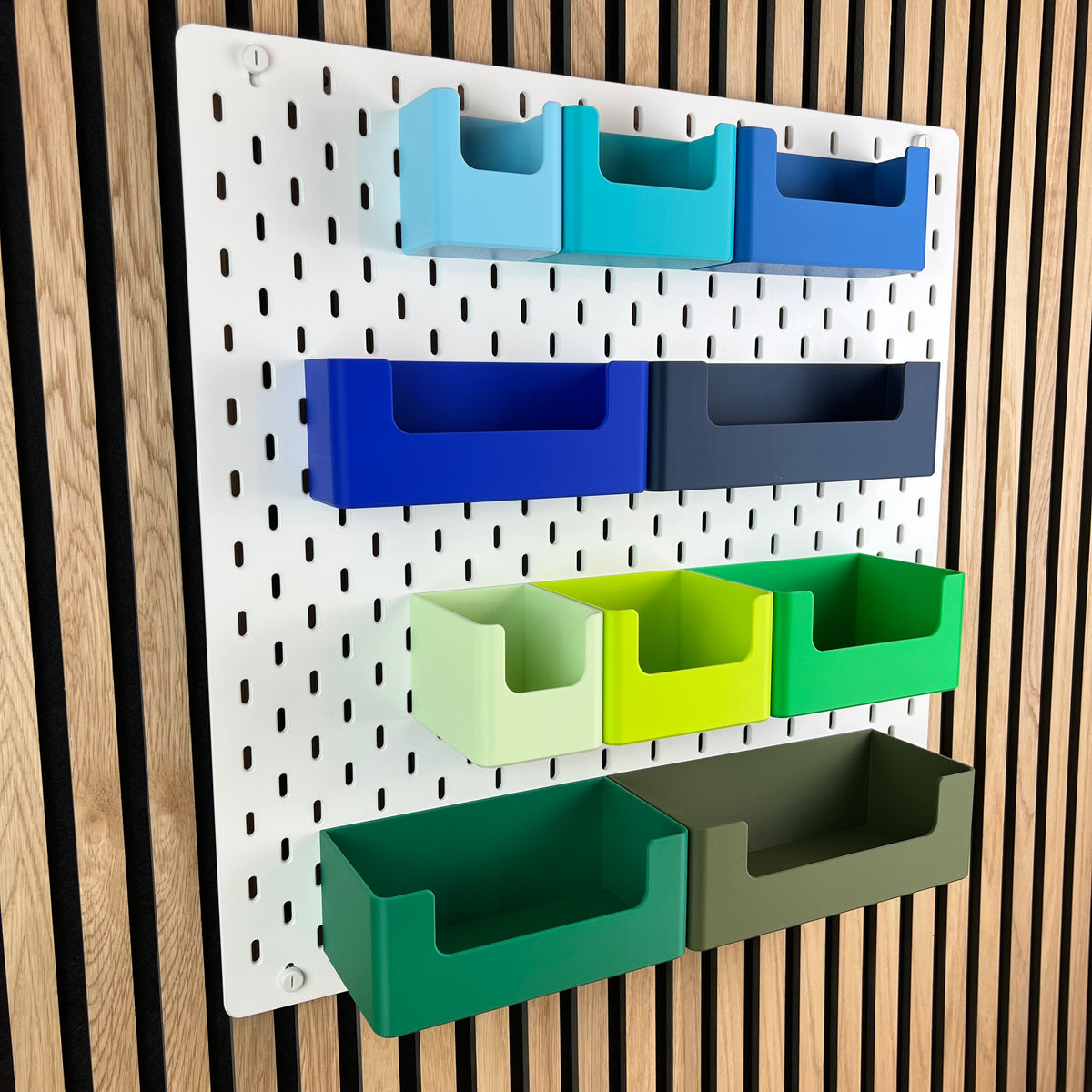 Sichtlagerkästen für IKEA SKÅDIS in Blau, Leuchtendes Grün und Grün, schräge Ansicht der Lochwand