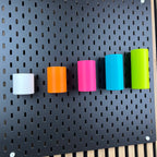 Fünf runde Boxen an schwarzer IKEA SKÅDIS Lochwand von schräg oben fotografiert