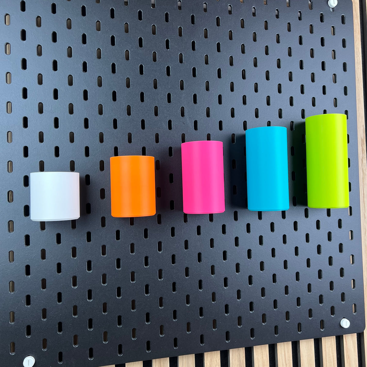 Fünf runde Boxen an schwarzer IKEA SKÅDIS Lochwand von schräg oben fotografiert
