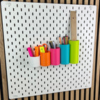 Weiße IKEA SKÅDIS Lochwand mit gefüllten runden Boxen, Stifte und Lineal griffbereit