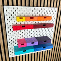 Weiße IKEA SKÅDIS Lochwand mit bunten 3D-gedruckten Schubladen mit Eingriffsloch in mehreren Größen