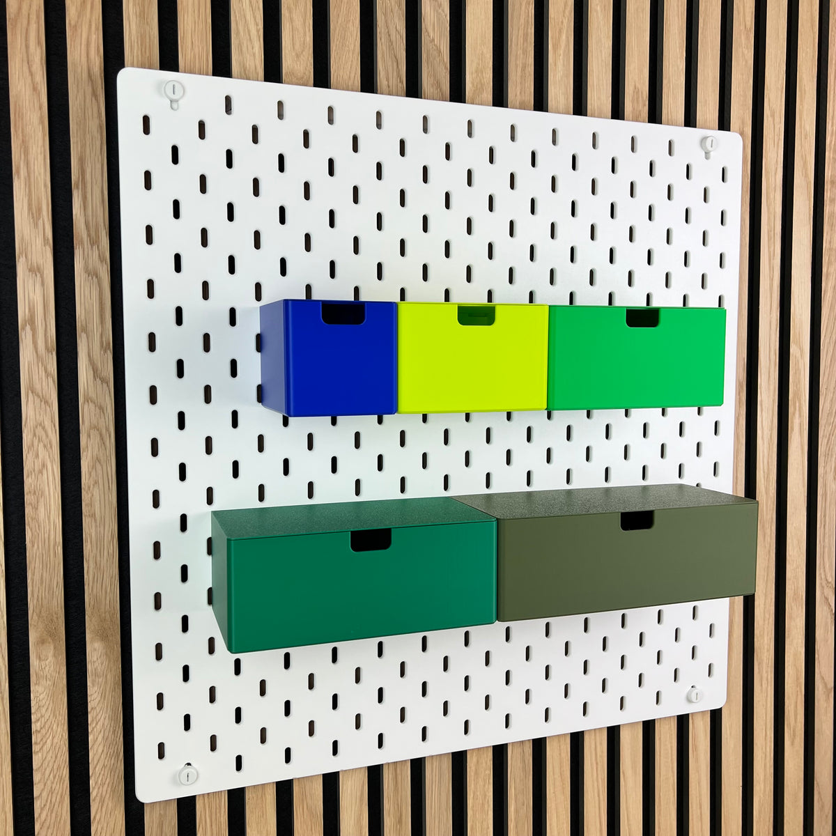 Grüne SKÅDIS Schubladen unterschiedlicher Breite, perspektivische Ansicht der Lochwand