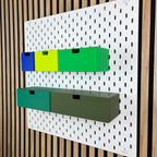 SKÅDIS Schubladen in Blau, Leuchtendes Grün, Grün und Olive von schräg links, Größenvergleich