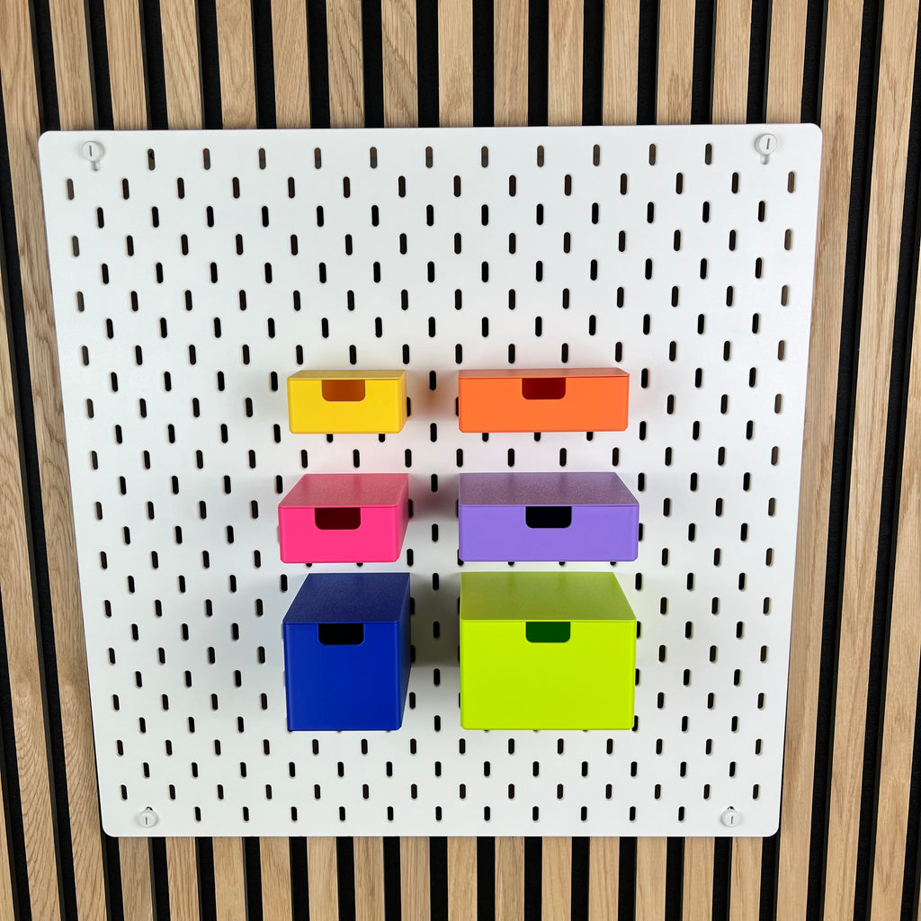 Sechs quadratische SKÅDIS Schubladen mit Eingriffsloch in Gelb, Orange, Pink, Blau und Leuchtendes Grün