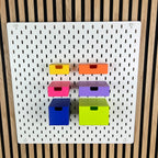 Sechs quadratische SKÅDIS Schubladen mit Eingriffsloch in Gelb, Orange, Pink, Blau und Leuchtendes Grün