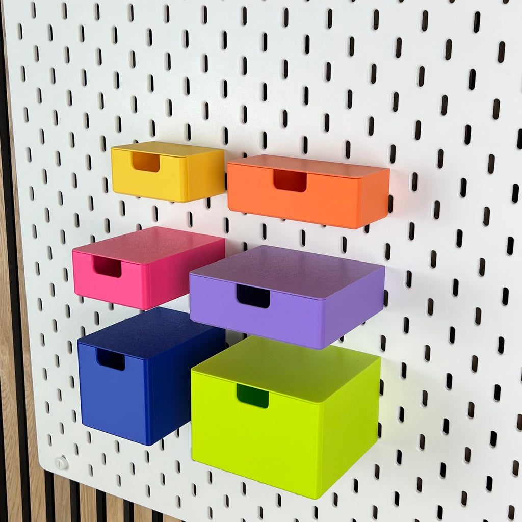 Bunte SKÅDIS Schubladen von schräg rechts, flache und tiefe Varianten im Vergleich