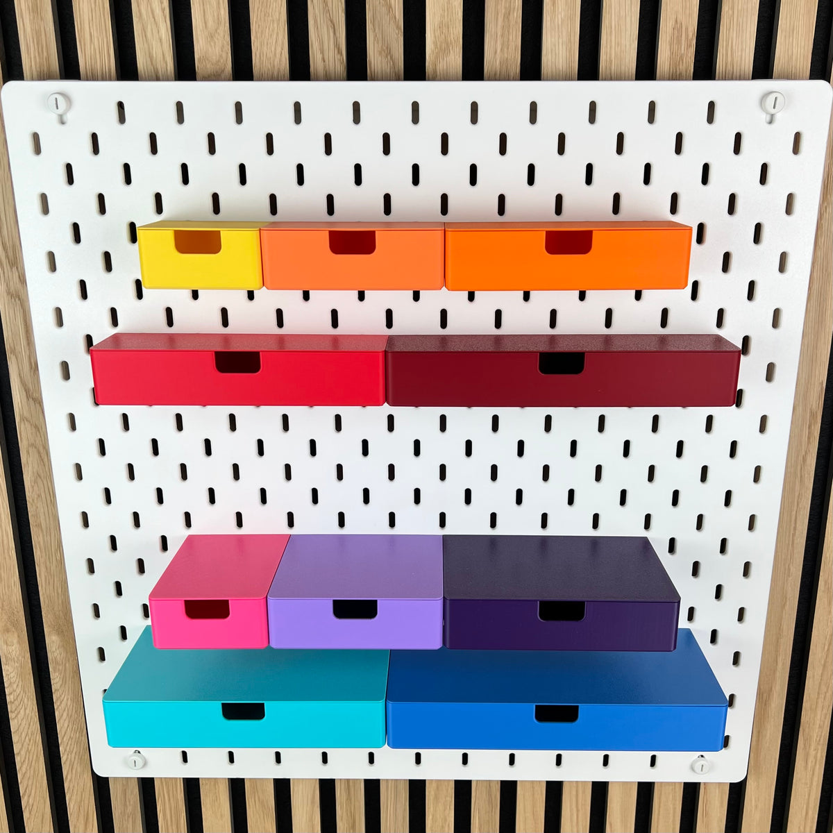 SKÅDIS Schubladen mit Eingriffsloch in Gelb, Orange, Rot, Pink, Lila und Blau, Frontalansicht