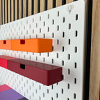 Orange und dunkelrote SKÅDIS Schubladen im Detail, Griffaussparung statt Knopf