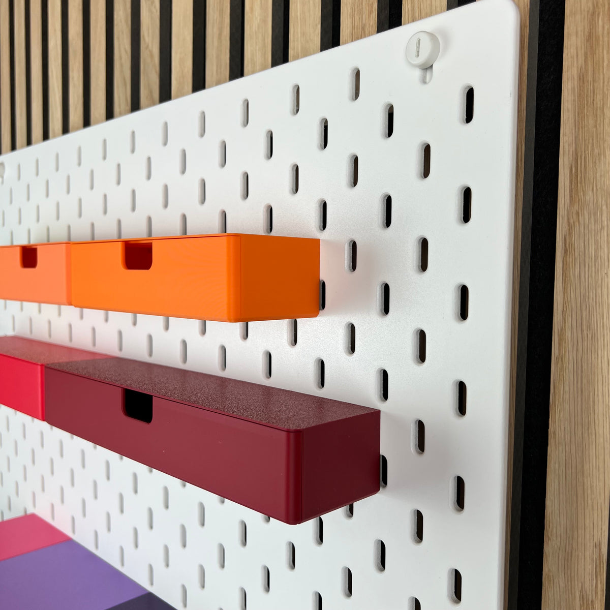 Orange und dunkelrote SKÅDIS Schubladen im Detail, Griffaussparung statt Knopf