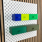 Grüne SKÅDIS Schubladen mit Griffknopf in zwei Reihen, seitliche Perspektive