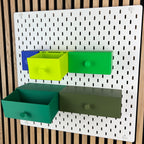 Zwei geöffnete SKÅDIS Schubladen in Leuchtendes Grün und Dunkelgrün, Größenvergleich