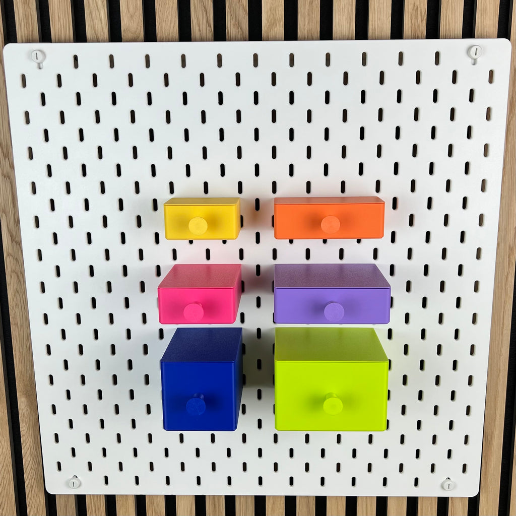 Sechs quadratische SKÅDIS Schubladen in Gelb, Orange, Pink, Lila, Blau und Leuchtendes Grün