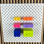 Sechs quadratische SKÅDIS Schubladen in Gelb, Orange, Pink, Lila, Blau und Leuchtendes Grün