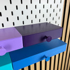 Detailaufnahme einer violetten SKÅDIS Schublade mit rundem Griffknopf und feiner Oberflächenstruktur