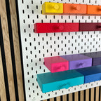 SKÅDIS Schubladen mit Knopf in fünf Reihen, perspektivische Ansicht der weißen Lochwand
