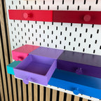 Geöffnete violette SKÅDIS Schublade zeigt den Innenraum, umgeben von geschlossenen Schubladen